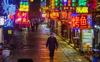 中航門(mén)楣彩：助力夜市地?cái)偲粒?></a></div>
                    <div   id=